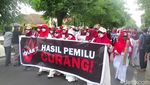 Potret Demo di Depan Gedung Agung Jogja Tuntut Diskualifikasi Paslon 02