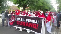 Massa yang menamakan diri Aliansi Rakyat Melawan Kecurangan menggelar aksi demo di depan Istana Kepresidenan Yogyakarta atau Gedung Agung Jogja, Jumat (23/2/2024). Foto: Dwi Agus/detikJogja