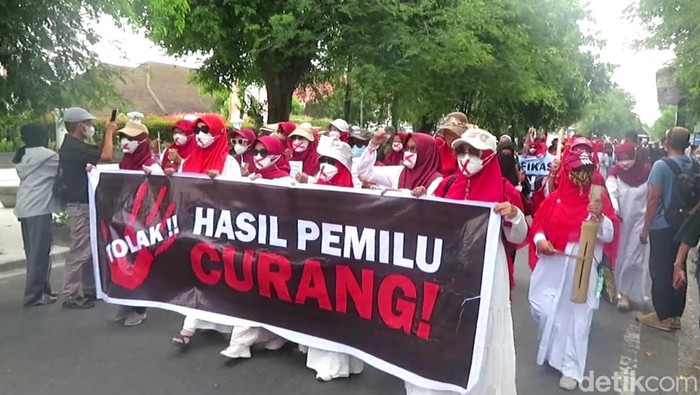 Demo di Istana Presiden Jogja Puluhan emak-emak, bapak-bapak dan para aktivis dari Aliansi Rakyat Melawan Kecurangan menggeruduk Istana Kepresidenan Yogyakarta, Jumat (23/2/2024).