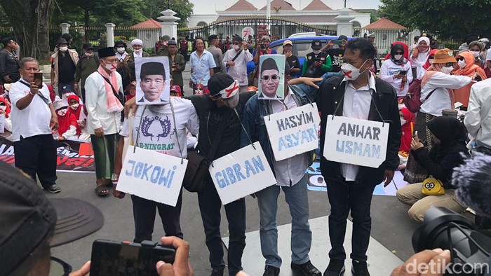 Aksi Teaterikal dari sejumlah massa di depan Istana Kepresidenan Yogyakarta, Jumat (23/2/2024).