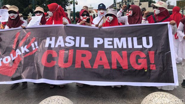 Aksi Teaterikal dari sejumlah massa di depan Istana Kepresidenan Yogyakarta, Jumat (23/2/2024).