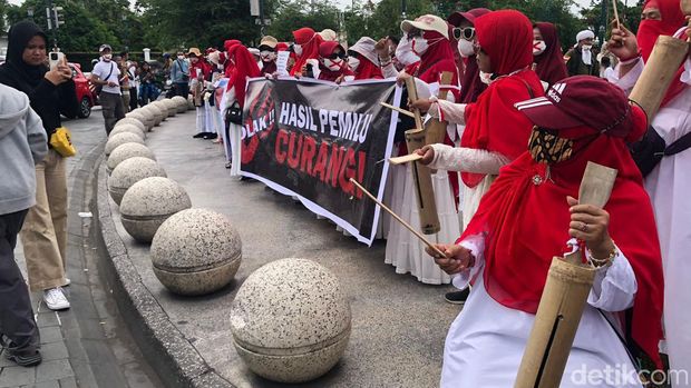 Aksi Teaterikal dari sejumlah massa di depan Istana Kepresidenan Yogyakarta, Jumat (23/2/2024).
