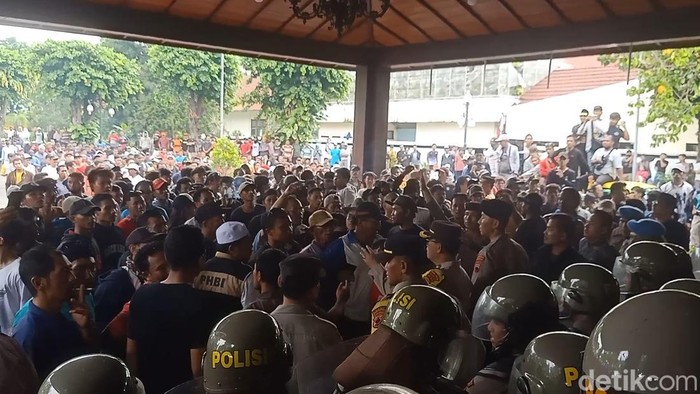 Demo menolak penundaan Pilkades di Banjarnegara diwarnai kericuhan, Jumat (23/2/2024).