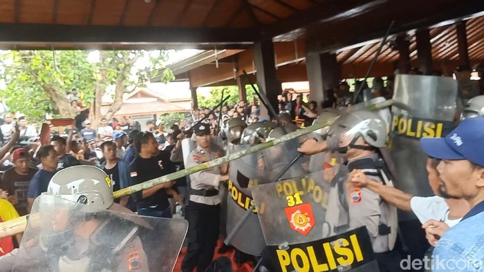 Demo menolak penundaan Pilkades di Banjarnegara diwarnai kericuhan, Jumat (23/2/2024).