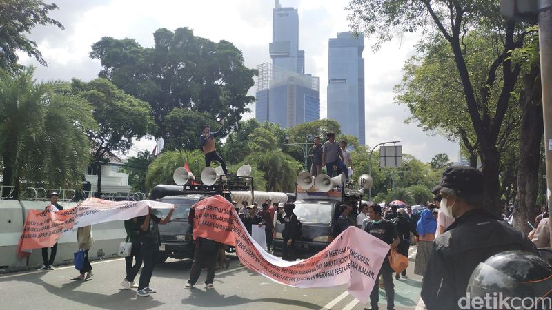 Demonstrasi di depan Gedung KPU, Jl Imam Bonjol, Menteng, Jakpus, 23 Februari 2024. (Tina Susilawati/detikcom)