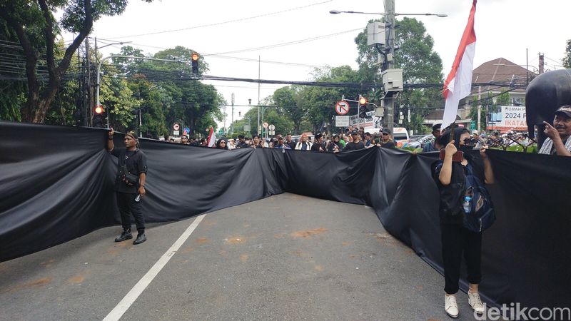 Demonstrasi di depan Gedung KPU, Jl Imam Bonjol, Menteng, Jakpus, 23 Februari 2024. (Tina Susilawati/detikcom)