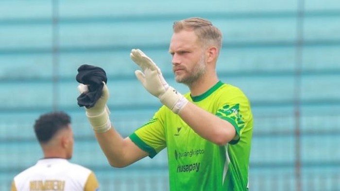 Kiper Dewa United, Sonny Stevens. Foto diunggah Jumat (23/2/2024).