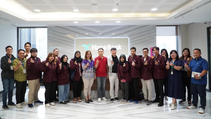 Dukungan Beasiswa untuk Generasi Muda Indonesia PT Bank KEB Hana Indonesia (Hana Bank) kembali menyalurkan bantuan beasiswa pendidikan dengan total nilai Rp1 miliar kepada 100 orang Mahasiswa yang tersebar di 6 Universitas bergengsi di seluruh Indonesia dalam rangka mendukung meningkatkan mutu pendidikan di Indonesia. Beasiswa ini terselenggara berkat kerja sama dengan Hana Bank dan Hana Nanum Foundations Korea β sebuah yayasan di bawah naungan Hana Financial Group yang memberikan bantuan beasiswa pendidikan secara global untuk masyarakat kurang mampu di berbagai belahan dunia khususnya di negara-negara berkembang.