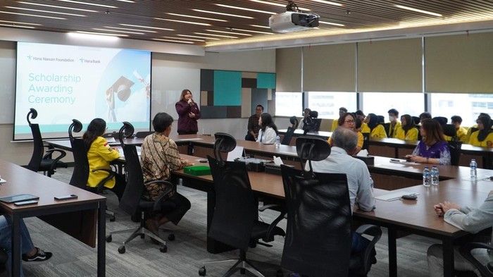 PT Bank KEB Hana Indonesia (Hana Bank) kembali menyalurkan bantuan beasiswa pendidikan dengan total nilai Rp1 miliar kepada 100 orang Mahasiswa yang tersebar di 6 Universitas bergengsi di seluruh Indonesia dalam rangka mendukung meningkatkan mutu pendidikan di Indonesia. Beasiswa ini terselenggara berkat kerja sama dengan Hana Bank dan Hana Nanum Foundations Korea – sebuah yayasan di bawah naungan Hana Financial Group yang memberikan bantuan beasiswa pendidikan secara global untuk masyarakat kurang mampu di berbagai belahan dunia khususnya di negara-negara berkembang.