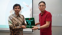 Acara penyerahan beasiswa tahap pertama dilaksanakan di Kantor Pusat Hana Bank, Mangkuluhur Office Tower dengan dihadiri oleh Direktur Utama Hana Bank Jong Jin Park beserta jajaran, perwakilan dari Universitas Indonesia yaitu Badrul Munir, Director of Student Affair Universitas Indonesia dan perwakilan dari BINUS Dr. Elisa Carolina Marion, S.S., M.Si. selaku Dean of Faculty of Humanities BINUS. 