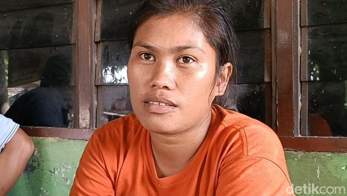 Ella Napitupulu (25) saat diwawancarai di rumahnya, Jalan Elang, Kota Medan. (Goklas Wisely/detikSumut)