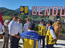 Momen Perdana AHY Turun ke Lapangan Bareng Jokowi & Para Menteri