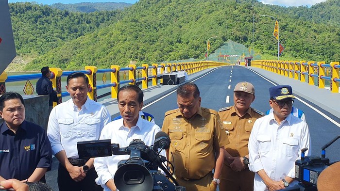 enteri ATR/ Kepala BPN Agus Harimurti Yudhoyono mendampingi Presiden Joko Widodo (Jokowi) meresmikan Bendungan Lolak di Sulawesi Utara.