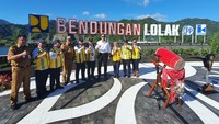 AHY nampak mengenakan kacamata hitam saat di lapangan. Ini adalah penampilan perdananya di lapangan bersama Jokowi dan menteri lainnya, sejak dilantik Rabu (21/2) - Foto: Dok. Humas ATR/BPN