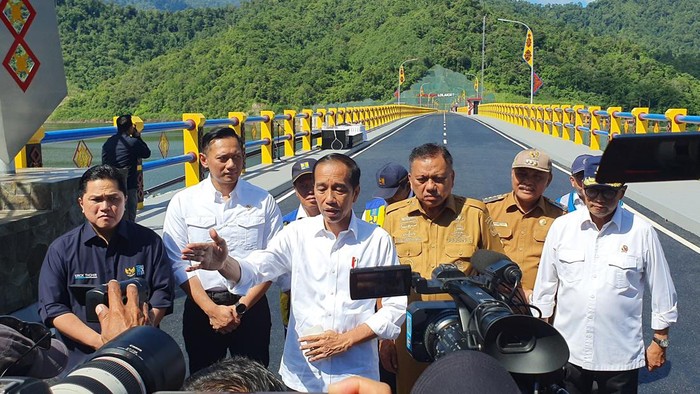 enteri ATR/ Kepala BPN Agus Harimurti Yudhoyono mendampingi Presiden Joko Widodo (Jokowi) meresmikan Bendungan Lolak di Sulawesi Utara.