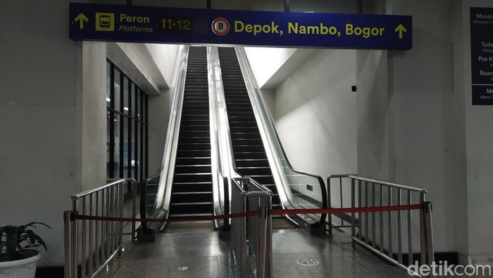 Eskalator di Stasiun Manggarai Jaksel kini mati, 23 Februari 2024 pukul 11.50 WIB. (Tina Susilawati/detikcom)