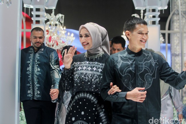 Terakhir ada pasangan selebriti dan pesinetron Citra Kirana dan Rezky Aditya yang kompak menggunakan koleksi baju Lebaran sarimbit warna biru dongker.  Foto: Mohammad Abduh/detikcom.