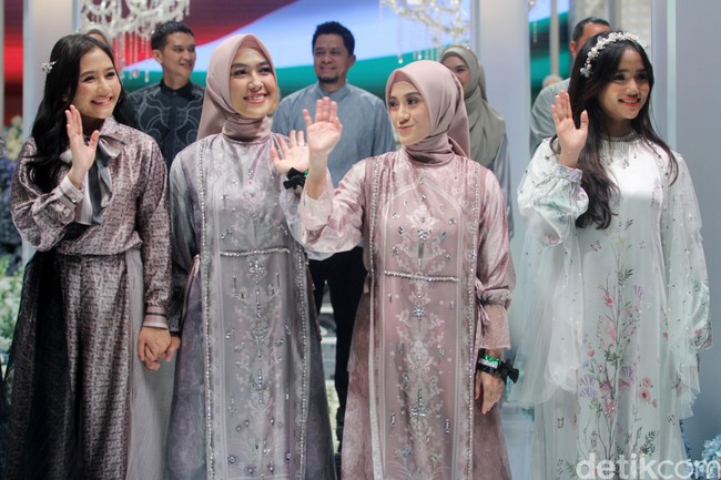 Brand hijab dan busana muslim lokal, Vanilla Hijab, menggelar preview raya signature 2024 yang bertajuk Crystabela. Seluruh muse bukan model melainkan pelanggan setia Vanilla Hijab, Vanilla Sisters. Sederet selebriti Tanah Air juga memperagakan koleksi Lebaran Vanilla Hijab. Mulai dari Prilly Latuconsina, Citra Kirana, Fujianti Utami Putri, Inara Rusli, Oki Setiana Dewi, dan Adelia Pasha. Foto: Mohammad Abduh/detikcom.