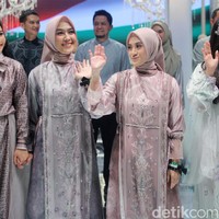 Brand hijab dan busana muslim lokal, Vanilla Hijab, menggelar preview raya signature 2024 yang bertajuk Crystabela. Seluruh muse bukan model melainkan pelanggan setia Vanilla Hijab, Vanilla Sisters. Sederet selebriti Tanah Air juga memperagakan koleksi Lebaran Vanilla Hijab. Mulai dari Prilly Latuconsina, Citra Kirana, Fujianti Utami Putri, Inara Rusli, Oki Setiana Dewi, dan Adelia Pasha. Foto: Mohammad Abduh/detikcom.