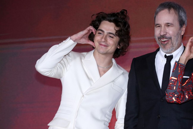 Pose tersebut sontak membuat heboh netizen, terutama K-netz dari kalangan Gen Z. Gaya Zendaya, Timothee dan Austin populer dengan sebutan ‘cheek heart’, yang merupakan pose aegyo. KENAPA TIMOTHEE MELAKUKAN AEGYO?!!! seru salah satu pengguna X. Foto: Han Myung-Gu/Getty Images