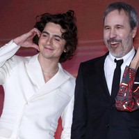 Pose tersebut sontak membuat heboh netizen, terutama K-netz dari kalangan Gen Z. Gaya Zendaya, Timothee dan Austin populer dengan sebutan ‘cheek heart’, yang merupakan pose aegyo. KENAPA TIMOTHEE MELAKUKAN AEGYO?!!! seru salah satu pengguna X. Foto: Han Myung-Gu/Getty Images