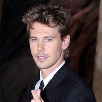 Pose-pose aegyo seperti ‘cheek heart’ dan ‘finger heart’ umum digunakan sebagai cara selebriti untuk mengungkapkan rasa cinta atau kasih sayang kepada para penggemarnya. Foto: Han Myung-Gu/Getty Images