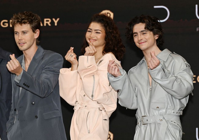 Selain ‘cheek heart’, para bintang Dune ini juga menampilkan pose ‘finger heart’, yakni gestur dengan menyilangkan ibu jari dan telunjuk hingga membentuk simbol hati. Foto: The Chosunilbo JNS/Imazins via Getty Images