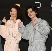 Selain ‘cheek heart’, para bintang Dune ini juga menampilkan pose ‘finger heart’, yakni gestur dengan menyilangkan ibu jari dan telunjuk hingga membentuk simbol hati. Foto: The Chosunilbo JNS/Imazins via Getty Images