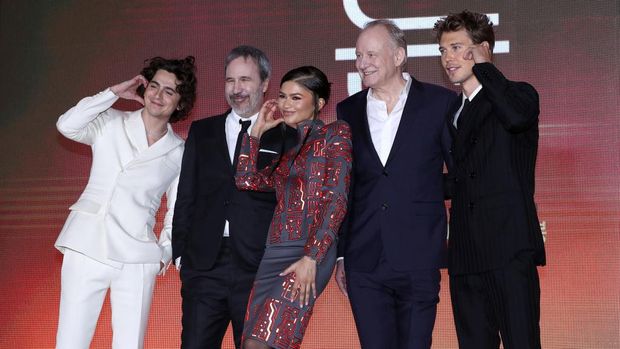 SEOUL, SOUTH KOREA - FEBRUARY 22: (L-R) Actors Timothee Chalamet, director Denis Villeneuve, Zendaya, Stellan Skarsgard and Austin Butler attend the 