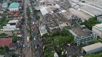 Akibat terjangan angin tersebut sejumlah bangunan nampak rusak.  
