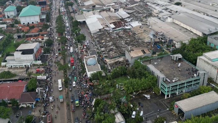 Foto Udara Dampak Kerusakan Akibat Tornado di Bandung-Sumedang A drone view of the damaged buildings following a tornado in Sumedang, Indonesia, February 21, 2024, in this picture obtained from social media. Muhammad Adiaz Agung/via REUTERS THIS IMAGE HAS BEEN SUPPLIED BY A THIRD PARTY. MANDATORY CREDIT. REFILE - CORRECTING LOCATION FROM