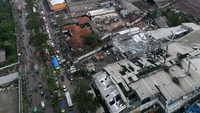 Dalam gambar yang diperoleh dari media sosial, pemandangan drone bangunan yang rusak akibat angin puting beliung di Sumedang, 21 Februari 2024.