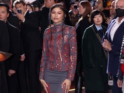 Zendaya Memesona Lagi Pakai Gaun Vintage di Premier Dune 2, Banjir Pujian