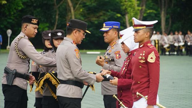 Gubernur Akpol Irjen Krisno H Siregar menyematkan pin emas Kapolri kepada pengasuh dan taruna Akpol yang berprestasi.
