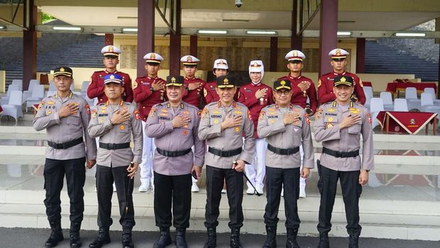 Gubernur Akpol Irjen Krisno H Siregar menyematkan pin emas Kapolri kepada pengasuh dan taruna Akpol yang berprestasi.