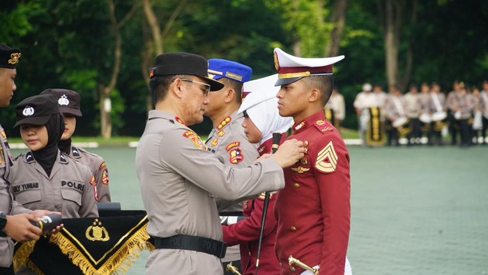 Gubernur Akpol Irjen Krisno H Siregar menyematkan pin emas Kapolri kepada pengasuh dan taruna Akpol yang berprestasi.