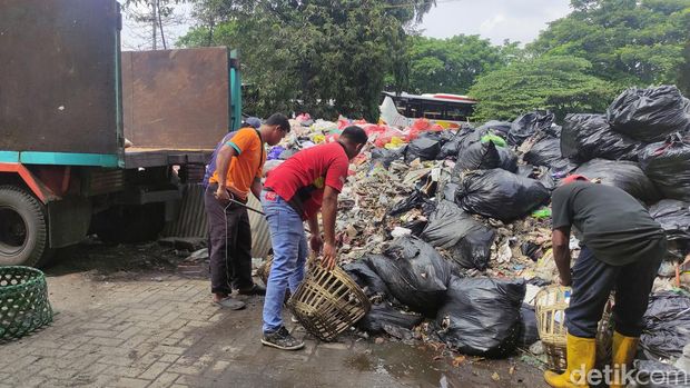 Gunungan sampah di Terminal Purabaya Bungurasih mulai dibersihkan