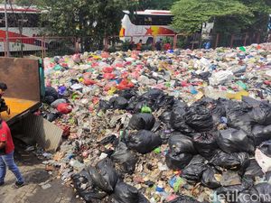 Gunung Sampah di Terminal Purabaya Mulai Dibersihkan