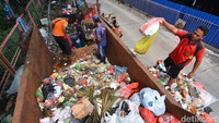 Rencananya ada sekitar 50 truk akan dikerahkan untuk bersihkan tumpukan sampah.