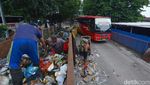 Gunungan Sampah di Terminal Purabaya Dibersihkan