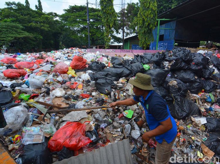 Gunungan Sampah di Terminal Purabaya Dibersihkan