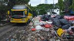 Gunungan Sampah di Terminal Purabaya Dibersihkan