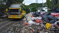Gunungan sampah tersebut terlihat memakan setengah badan jalan yang digunakan untuk perlintasan bus yang mengarah ke luar kota.