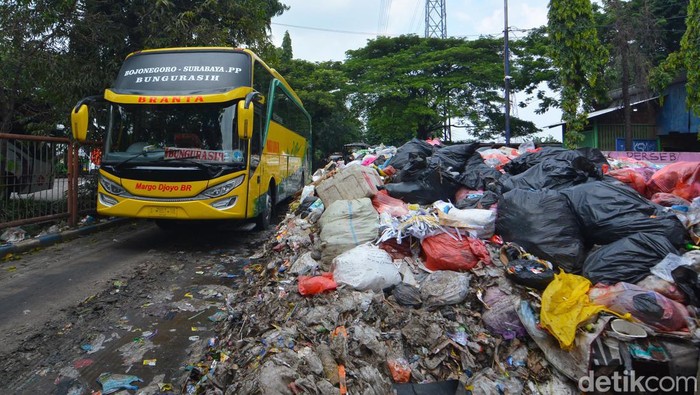 Gunungan Sampah di Terminal Purabaya Mulai Dibersikan Gunungan Sampah di Terminal Purabaya Mulai Dibersikan