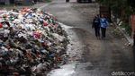 Gunungan Sampah di Terminal Purabaya Dibersihkan