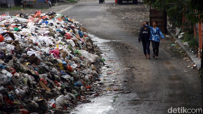 Gunungan Sampah di Terminal Purabaya Mulai Dibersikan