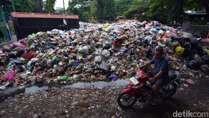 Gunungan Sampah di Terminal Purabaya Mulai Dibersikan