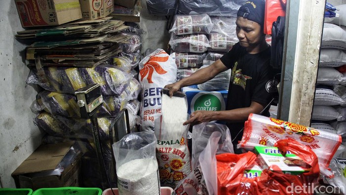 Pedagang menyiapkan beras untuk calon pembeli di Pasar Senen, Jakarta, Jumat (23/2/2024). Menurut pedagang, beras yang awalnya ia jual Rp 13.000 per kilogram naik menjadi Rp 18.000/kg.