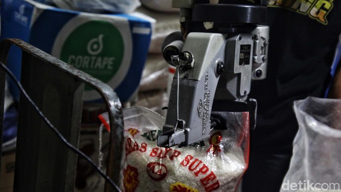 Pedagang menyiapkan beras untuk calon pembeli di Pasar Senen, Jakarta, Jumat (23/2/2024). Menurut pedagang, beras yang awalnya ia jual Rp 13.000 per kilogram naik menjadi Rp 18.000/kg.