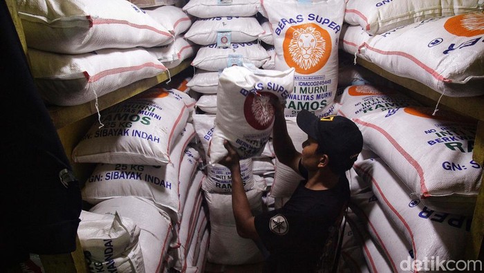 Pedagang menyiapkan beras untuk calon pembeli di Pasar Senen, Jakarta, Jumat (23/2/2024). Menurut pedagang, beras yang awalnya ia jual Rp 13.000 per kilogram naik menjadi Rp 18.000/kg.